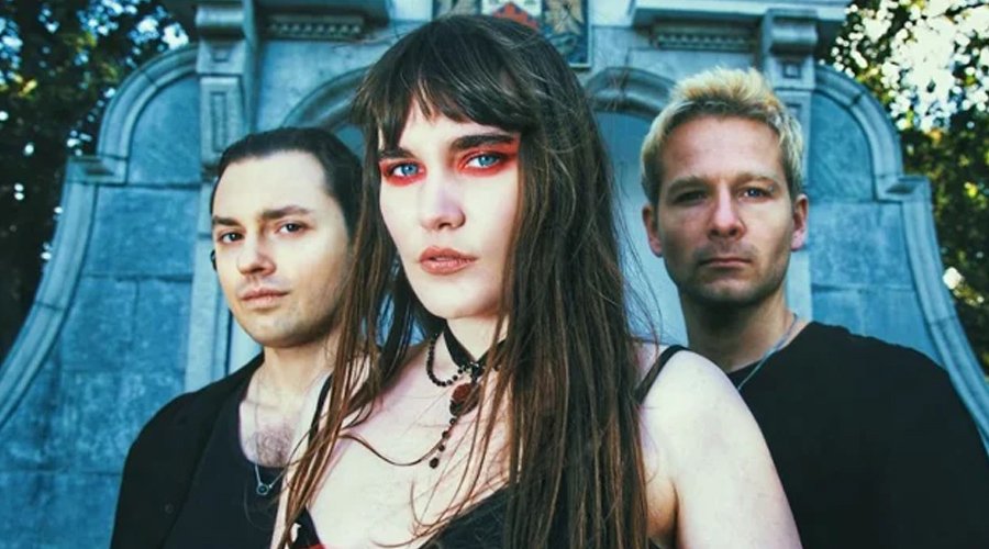 CALVA LOUISE Drops New Spanish-Sung Single “Lo Que Vale” The Mosh Network - Calva Louise promo from the 'Edge Of The Abyss' album cycle, 2025.