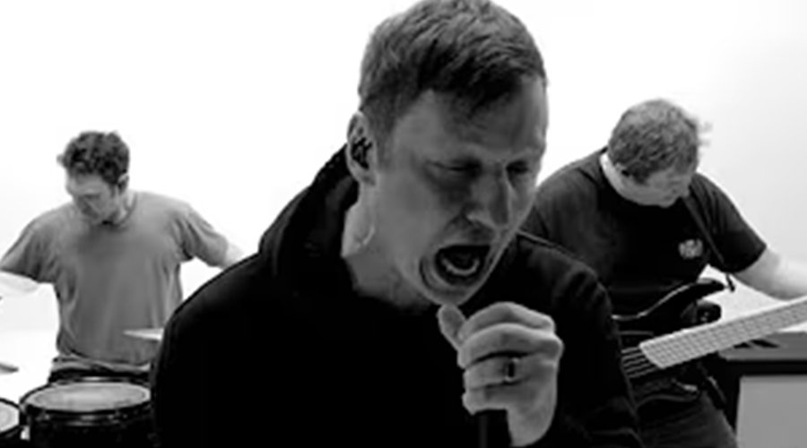 SUNMANCER Drop “Guardian” Lawnchair Youth Performance — Fans Compare Frontman to Tim Robinson