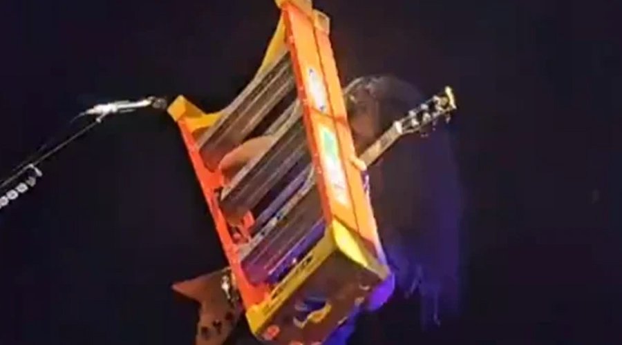 COHEED AND CAMBRIA’s Claudio Sanchez Breaks Out a Stepladder Onstage – But Skips “Ladders Of Supremacy”