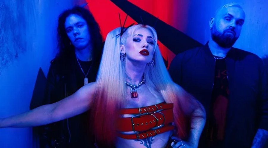 SUMO CYCO Make Their Comeback with “Villains” Music Video The Mosh Network - Sumo Cyco band promotional photo featuring frontwoman Sky Sweetnam front and center.