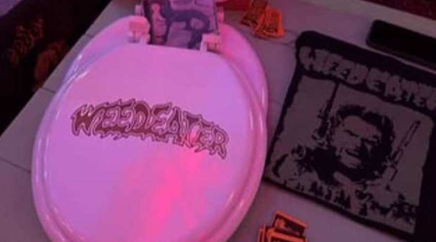 WEEDEATER Selling Branded Toilet Seats at Shows, Complete with “DUMP 1” Message The Mosh Network - A toilet seat with Weedeater's logo across the lid.
