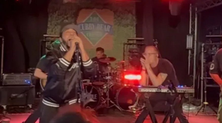 Daron Malakian Surprises System Of A Down Tribute Band Onstage In Chicago The Mosh Network - System of a Down's Daron Malakian joins SOAD tribute band on stage in Chicago