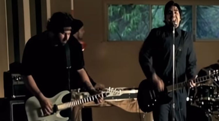 DEFTONES’ Stephen Carpenter Guitar from ‘White Pony’ & ‘Around The Fur’ Valued at $55,000 The Mosh Network - Stephen Carpenter playing his guitar in the "Change (In The House Of Flies)" video, a guitar which is valued at $55,000