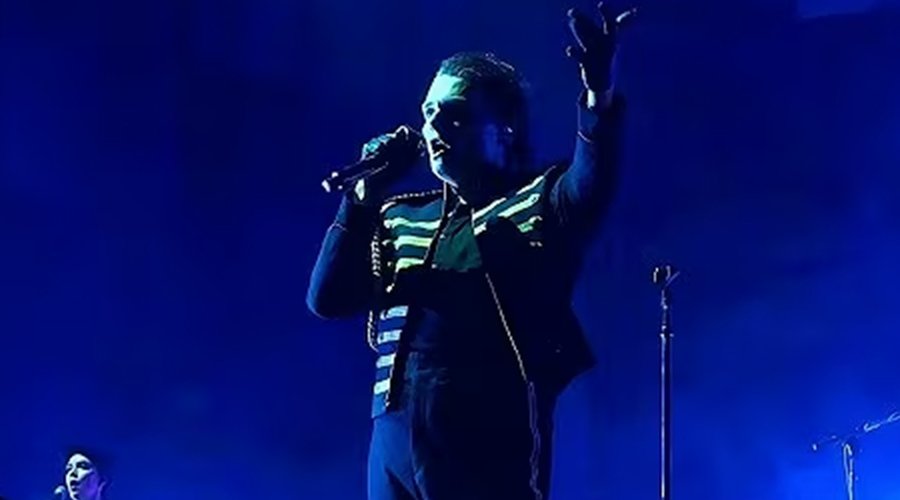 My Chemical Romance Perform “To The End” Live For First Time Since 2006 The Mosh Network - My Chemical Romance frontman Gerard Way commanding the crowd live in Arlington, TX during the 'Long Live' Tour in 2025.
