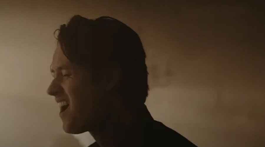 BAD OMENS Unveil New Single “Specter” The Mosh Netowrk - Bad Omens singer Noah Sebastian singing in the video for "Spectre" 2025