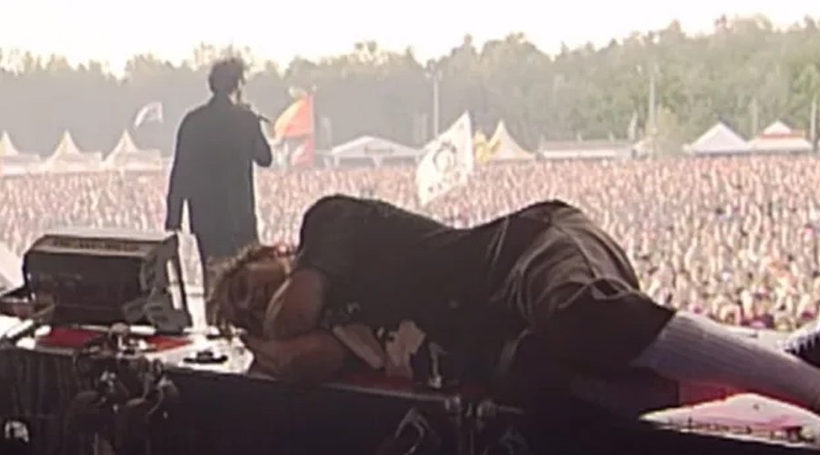 Pro-Shot Footage of SYSTEM OF A DOWN’s 2002 ‘Pinkpop’ Festival Performance Released The Mosh Network - System Of A Down performing live at Pinkpop 2002, with guitarist Daron Malakian lying across stage amps during technical difficulties.