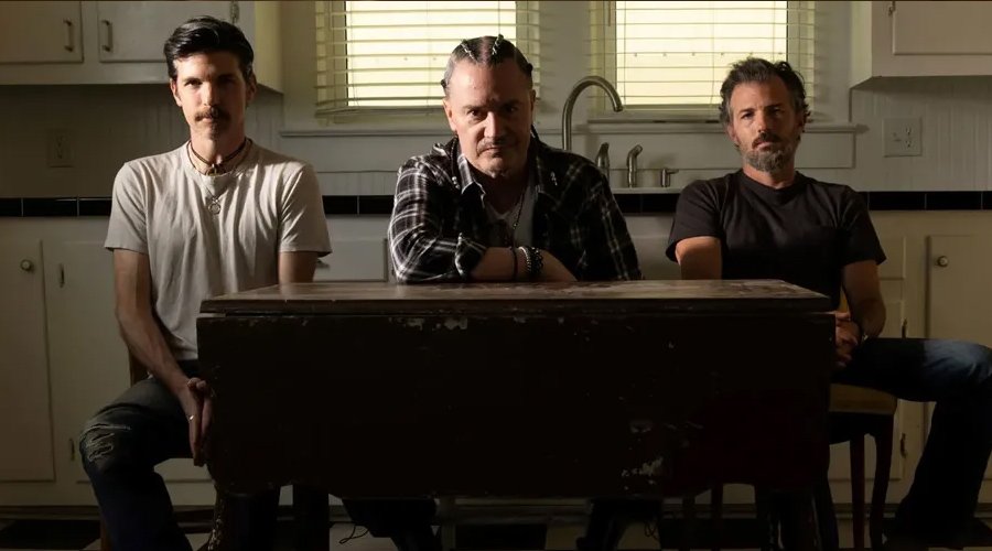 Mike Patton Revisits Faith No More & Mr. Bungle Classics With AVTT/PTTN In Louisville The Mosh Network - Mike Patton sits at a kitchen table with Scott and Seth Avett of The Avett Brothers on each side, promoting their new project AVTT/PTTN.