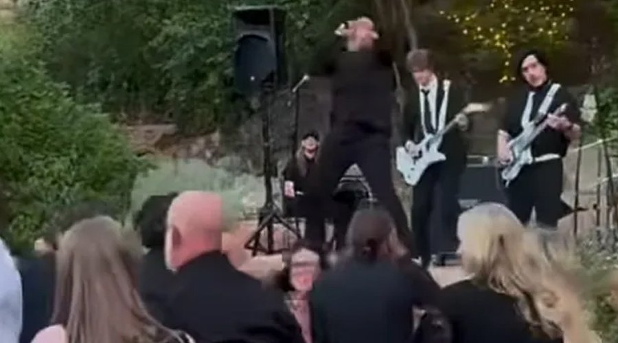 WATCH: Wedding Band Covers KNOCKED LOOSE as Guests Break Into a Mosh Pit The Mosh Network - Wedding band performs live at a reception while guests mosh on the dance floor during a cover of Knocked Loose’s “Mistakes Like Fractures.”