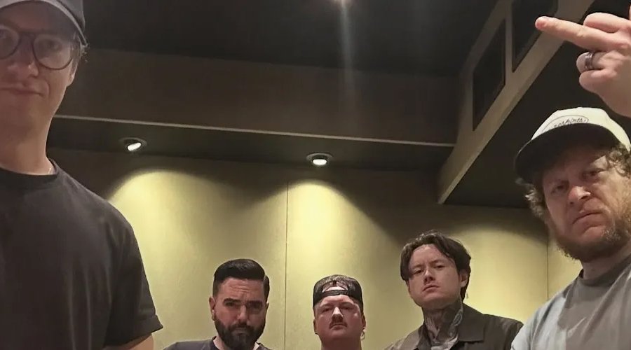 BILMURI In The Studio With Members Of A Day To Remember, Bad Omens & Wage War The Mosh Network - Johnny Franck of Bilmuri in the studio alongside Jeremy McKinnon of A Day To Remember, Noah Sebastian of Bad Omens, Cody Quistad of Wage War, and producer Will Carson.