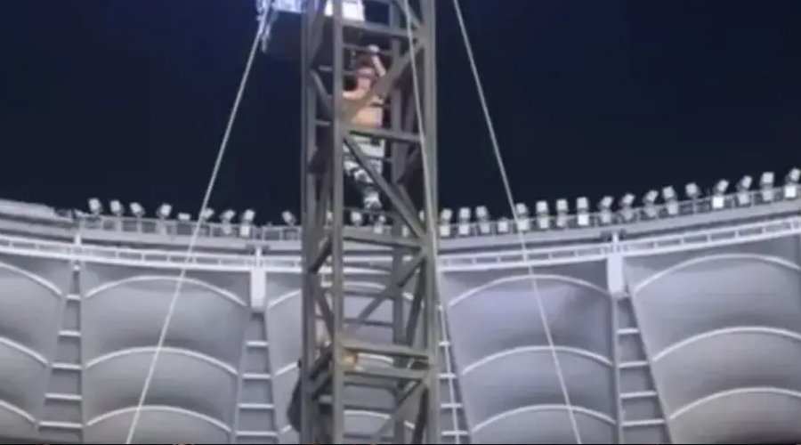 Metallica Fans Issued Lifetime Ban After Climbing Venue Tower At Perth Show The Mosh Network - Crazed Metallica fan climbs tower during their show in Perth, Australia 2025.