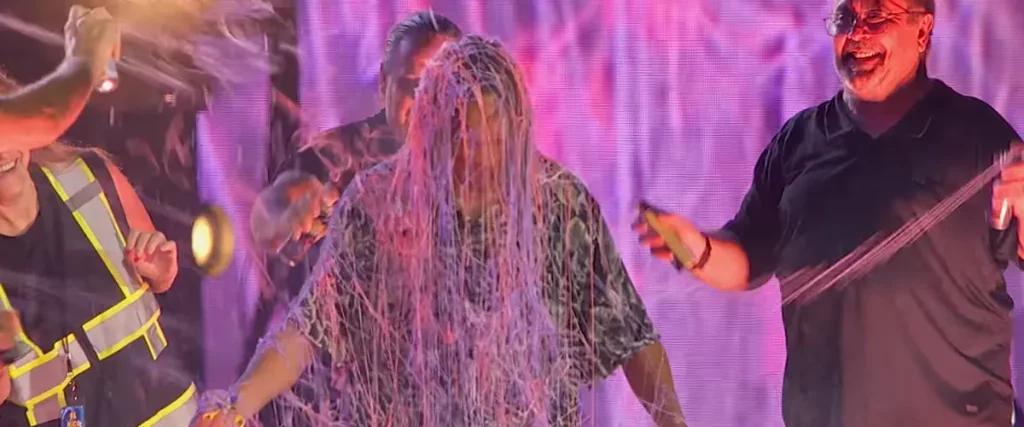 Watch METALLICA Prank Kirk Hammett Onstage for His 63rd Birthday The Mosh Network - Metallica pranking Kirk Hammett on his birthday