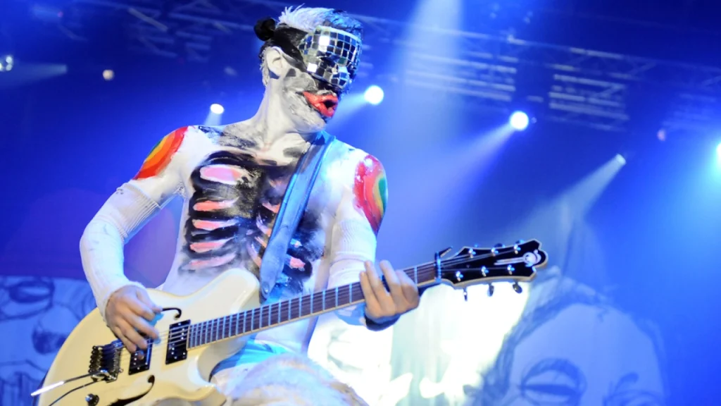 The Mosh Network - Wes Borland performing with Limp Bizkit