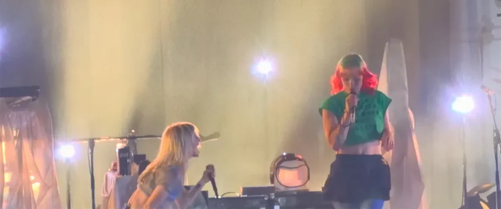 Paramore Vocalist Hayley Williams Welcomes Circa Survive’s Anthony Green And Scowl’s Kat Moss Onstage This Week The Mosh Network - Hayley Williams joined onstage by Kat Moss
