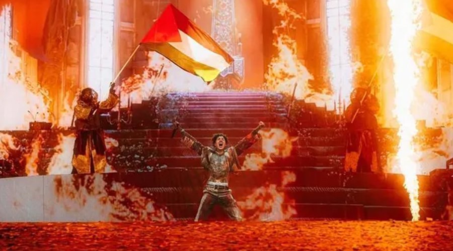 Bring Me The Horizon’s Oli Sykes Says Band Was Warned Palestinian Flags Onstage Could End Their Career The Mosh Network - Bring Me The Horizon waving Palestian flas during their Reading festival performance