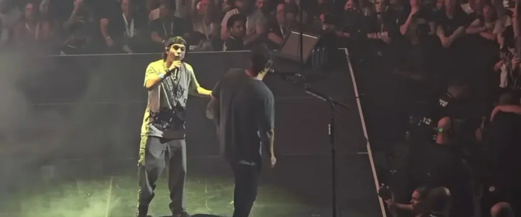 Enthusiastic Avenged Sevenfold Fan Takes Over Vocals During Montreal Show The Mosh Network - Fan at Avenged Sevenfold steals the show