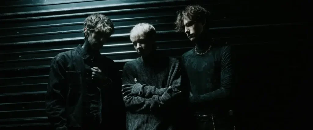 Glasswaves Announce Debut Album ‘while(True)’, Premiere “Swarm.ING_” Video The Mosh Network - Glasswaves 2026
